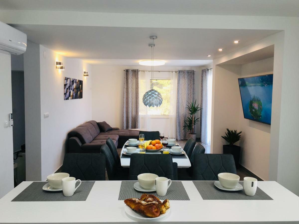 Holiday Hvar Vrbanj Exterior photo